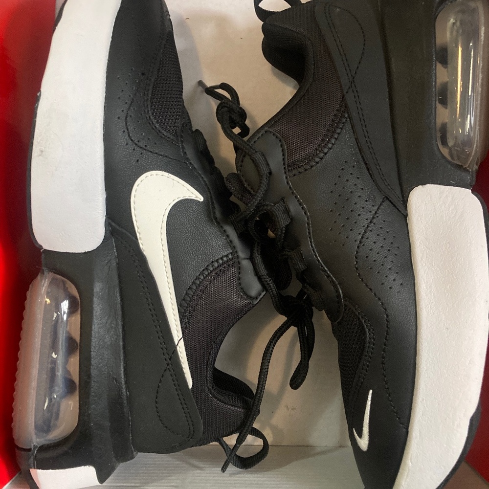Nike Women's Air Max Verona Black & White Running Shoes